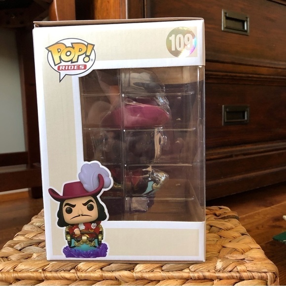Funko Pop Disney Rides 50th: Captain Hook at the Peter Pan’s Flight Attraction - Picture 2 of 5